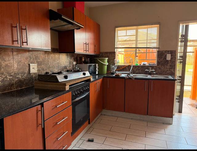 3 BEDROOM APARTMENT FOR SALE IN WATERVAL EAST